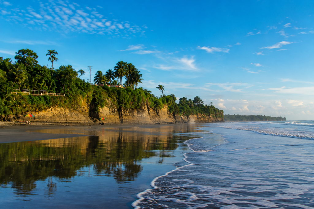 plage sauvage du pacifique colombien avec falaises et vegetation tropicale pres de Buenaventura