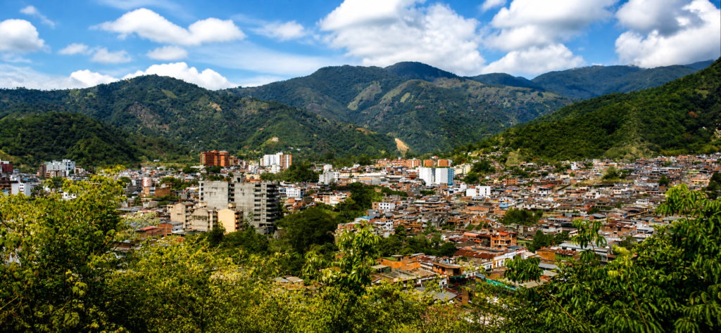 vue panoramique d ibague en colombie avec ville et montagnes du tolima
