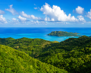 Vue sur les montagnes et la mer turquoise depuis le Peak à Providencia en Colombie