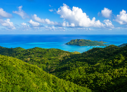 Vue sur les montagnes et la mer turquoise depuis le Peak à Providencia en Colombie