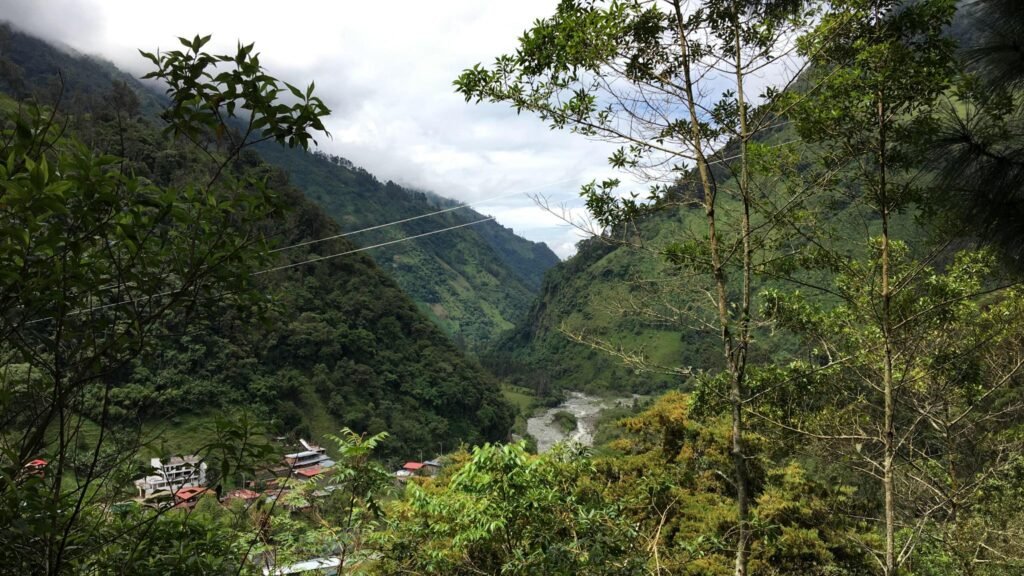 vue du canon del combeima en colombie avec vegetation et montagnes